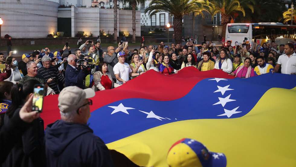 epa11815589 Venezuelans in Portugal take to the streets in a global demonstration in defence of freedom, democracy and respect for the will of the people in Venezuela, in Funchal, Madeira Island, Portugal, 09 January 2025. Nicolas Maduro is to attend a swearing-in ceremony on 10 January to begin his third term as Venezuela's president, despite opposition allegations of fraud and many countries worldwide disputing his claims to have won the presidential election in July 2024.  EPA/HOMEM DE GOUVEIA