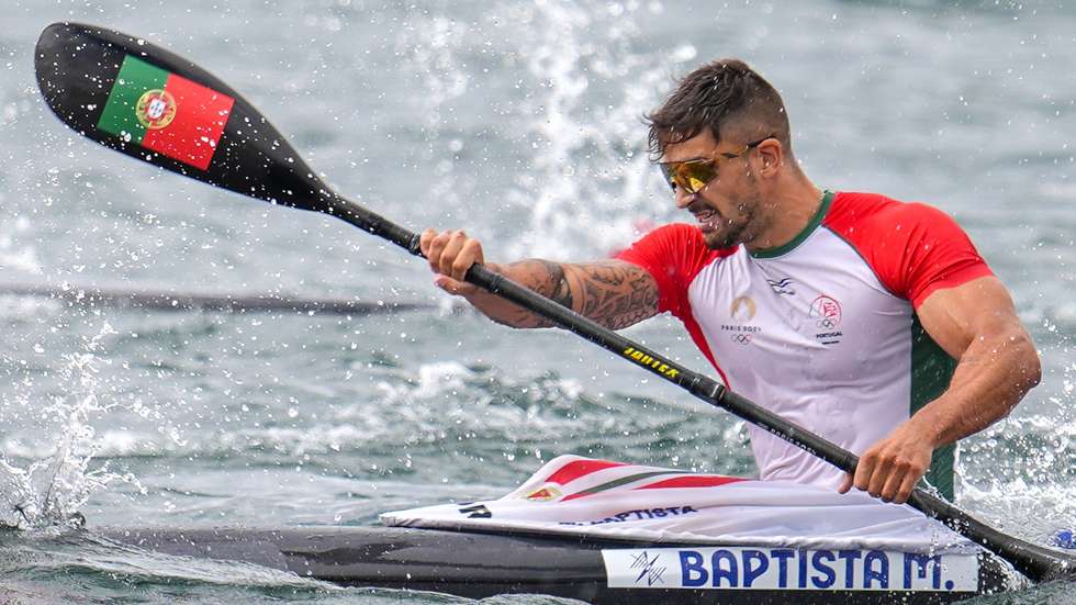 Os canoístas portugueses João Ribeiro (ausente da imagem) e Messias Baptista, após terminarem a prova da final de K2 500 metros em sexto, nos Jogos Olímpicos de Paris, em Paris, França, 09 de agosto de 2024. HUGO DELGADO/LUSA