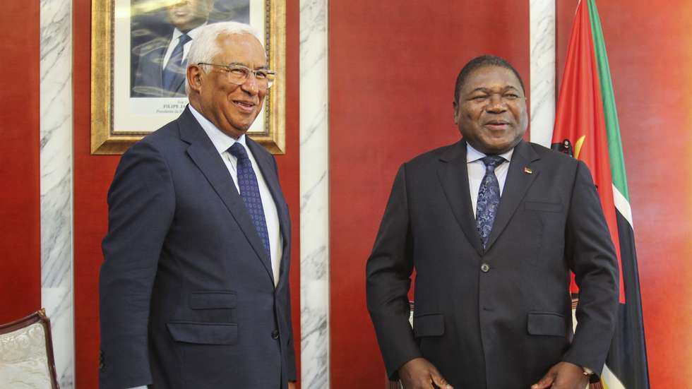 O primeiro-ministro de Portugal, António Costa (E), acompanhado pelo Presidente da República de Moçambique, Filipe Nyusi (D), momentos antes de um encontro no Palácio Presidencial em Maputo, Moçambique, 01 de setembro de 2022. António Costa está em Maputo para participar na V Cimeira Luso-moçambicana que começa hoje em Maputo, e tem como objetivo aprofundar as relações bilaterais e celebrar diversos acordos de cooperação. LUÍSA NHANTUMBO/LUSA