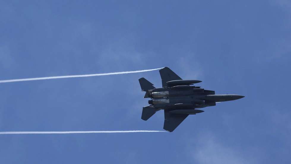 epa11491576 McDonnell Douglas F-15 Eagle fighter aircraft take part in a display on the opening day of the Farnborough International Airshow in Farnborough, Britain, 22 July 2024. The aviation summit is typically a platform for planemakers to rack up multibillion-dollar deals. The airshow runs from 22 to 26 July.  EPA/NEIL HALL