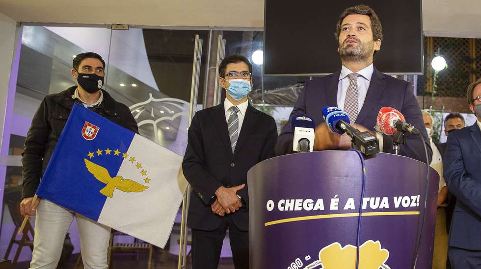 O presidente do Chega, Andre Ventura, acompanhado pelo candidato pelo partido, Carlos Augusto Furtado (2E), reage após a divulgação dos resultados das eleições legislativas da Região Autónoma dos Açores, em Ponta Delgada, Açores, 26 de outubro de 2020. O partido Chega conseguiu hoje o seu primeiro deputado eleito nas legislativas regionais dos Açores, pelo círculo da ilha de São Miguel, segundo os resultados divulgados pela Direção Regional de Organização e Administração Pública (DROAP). EDUARDO COSTA /LUSA