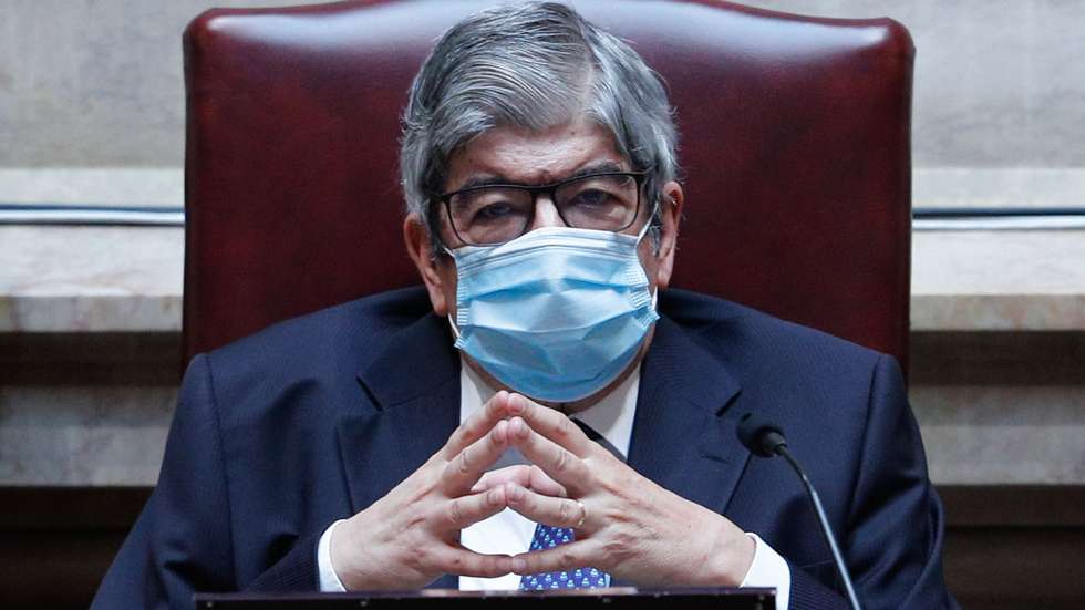 O presidente da Assembleia da República, Eduardo Ferro Rodrigues, usa uma máscara de proteção respiratória durante o debate quinzenal a que se segue o debate da proposta de lei do Governo sobre reabertura dos tribunais no âmbito da pandemia da covid-19, na Assembleia da República, em Lisboa, 07 de maio de 2020. Portugal entrou domingo em situação de calamidade, depois de três períodos consecutivos em estado de emergência desde 19 de março. ANTÓNIO COTRIM/LUSA