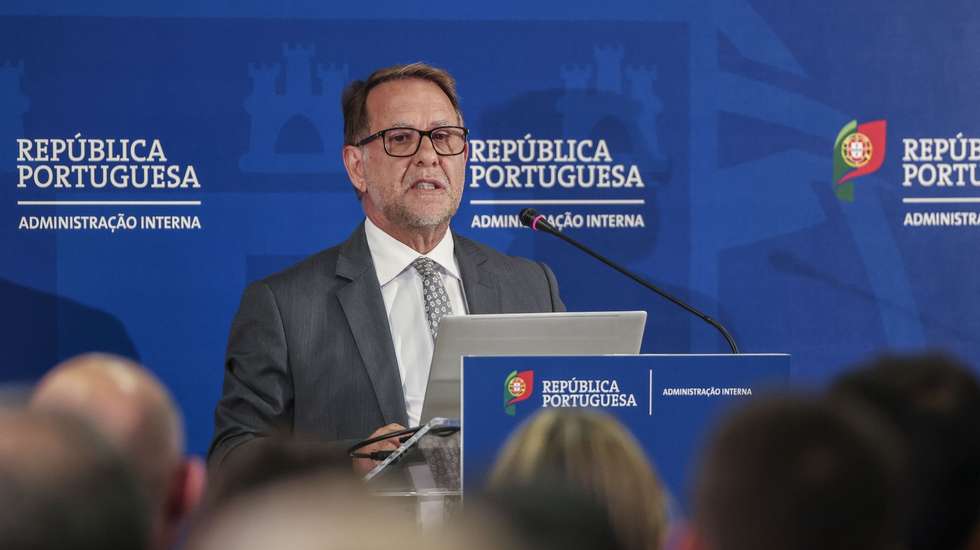 O ministro da Administração Interna, Luís Neves, usa da palavra durante a apresentação de propostas do estudo técnico-estratégico para a evolução do Sistema Integrado de Redes de Emergência e Segurança de Portugal (SIRESP), Lisboa, 5 de maio de 2026. JOÃO RELVAS/LUSA