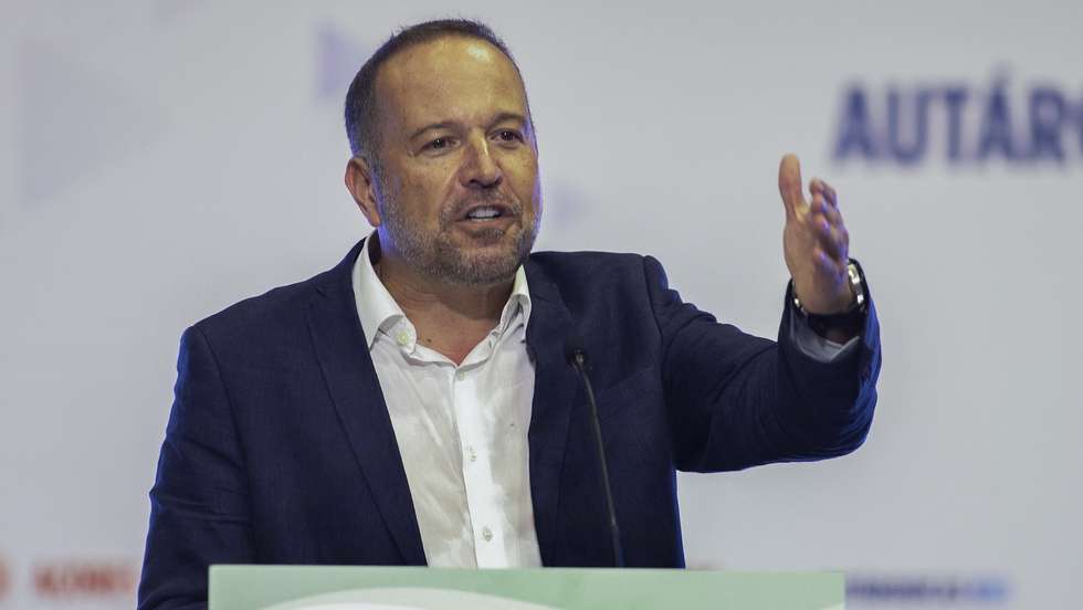 O presidente do Partido Socialista Açores (PS), Francisco César, discursa durante um jantar-comício, no âmbito da campanha para as próximas eleições autárquicas do dia 12 de outubro, em Vila Franca do Campo, Ilha de São Miguel, Açores, 3 de outubro de 2025. Mais de 9,3 milhões de eleitores estão inscritos para votar nas eleições autárquicas de 12 de outubro, dos quais mais de 41 mil são cidadãos estrangeiros recenseados em Portugal. EDUARDO COSTA/LUSA