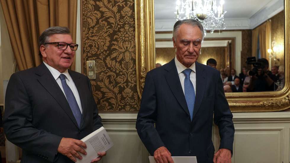 O ex-presidente da República, Aníbal Cavaco Silva, acompanhado pelo presidente não-executivo do Banco Goldman Sachs International e antigo primeiro-ministro e ex-presidente da Comissão Europeia, José Manuel Durão Barroso, durante o lançamento do seu livro "O Primeiro-Ministro e a Arte de Governar" , Lisboa 15 de setembro de 2023.  TIAGO PETINGA/LUSA