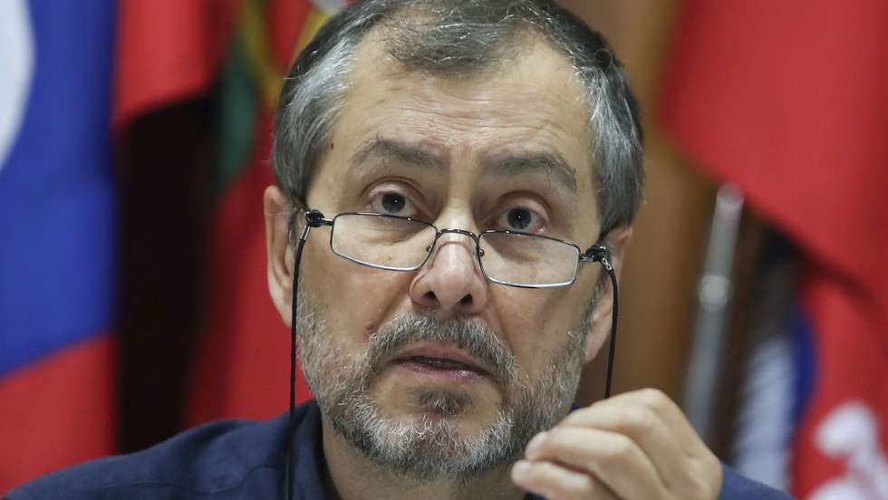 Mário Nogueira, secretário-geral da Federação Nacional de Professores (FENPROF), fala aos jornalistas durante uma conferência de imprensa para fazer uma avaliação do ano letivo que terminou e divulgar as expetativas em relação ao próximo, Lisboa, 26 de julho de 2022. ANTÓNIO COTRIM/LUSA