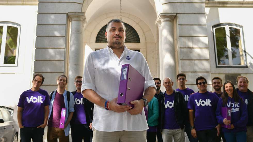 O presidente do Volt Portugal,  Tiago de Matos Gomes (C), posa para a fotografia momentos antes de entregar as assinaturas para formalizar o partido no Tribunal Constitucional, em Lisboa, 09 de outubro de 2019. O Volt é o primeiro partido pan-Europeu. É progressista, foi lançado como movimento em março de 2017, em reação ao Brexit e aos populismos, e conta com milhares de membros e apoiantes em toda a Europa. Em Portugal surgiu em dezembro de 2017. LUÍS RUIVO/LUSA