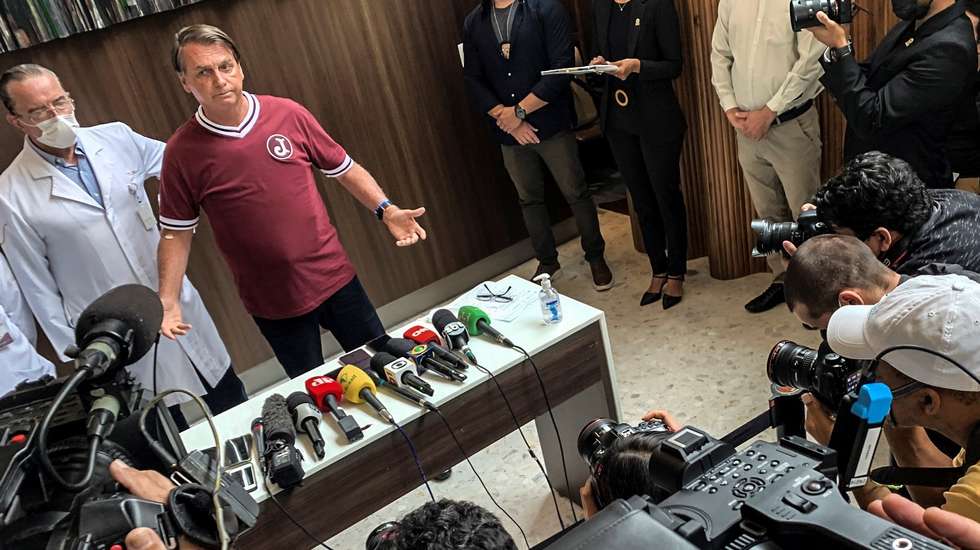 O Presidente do Brasil, Jair Bolsonaro à saída do hospital