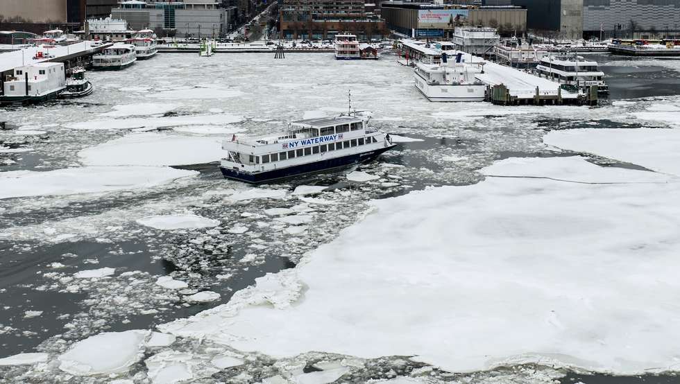 O rio Hudson, em Nova Iorque, durante uma tempestade de inverno -- massas de ar do Ártico costumam provocar congelamentos na região