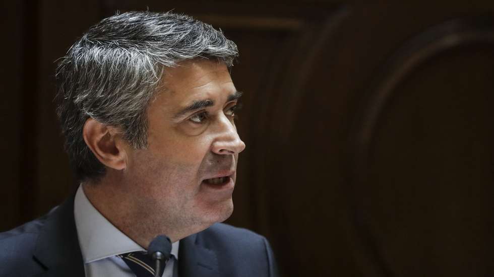 O ministro da Administração Interna, José Luís Carneiro, fala durante a sua audição na Comissão de Assuntos Constitucionais, Direitos Liberdades e Garantias e a Comissão de Agricultura e Pescas, na assembleia da República em Lisboa, 28 de setembro 2022. TIAGO PETINGA/LUSA