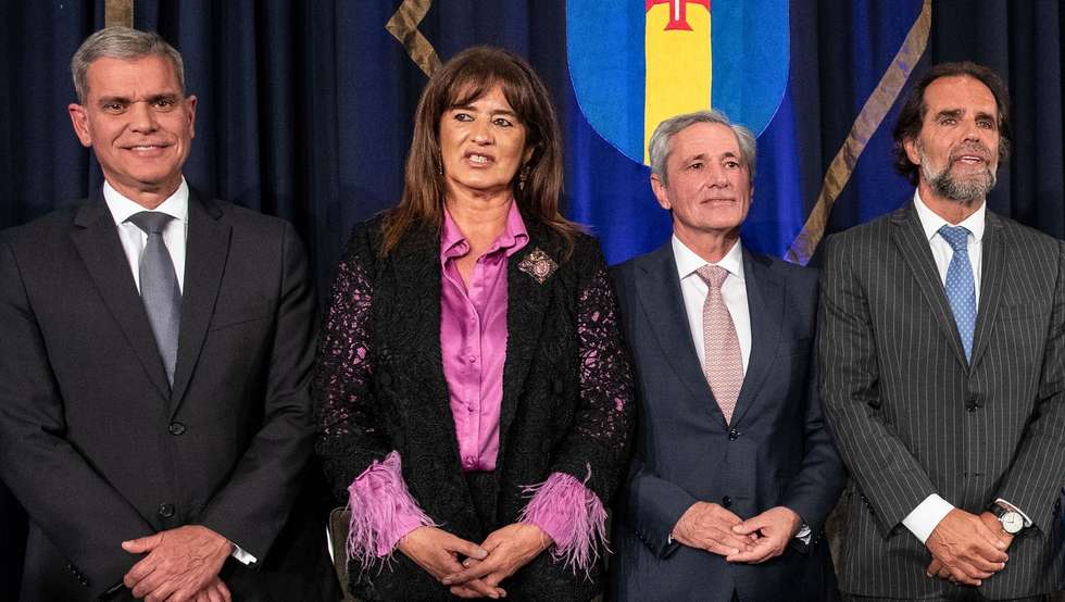 Miguel Albuquerque (2D), presidente do XVI Governo regional da Madeira, Rubina Leal (2E), Eduardo Jesus (E), secretário do Turismo, e José Manuel Rodrigues (C), secretário da Economia, durante a cerimónia de tomada de posse do XVI Governo Regional da Madeira, no salão nobre da Assembleia Legislativa da Madeira, no Funchal, Madeira, 15 de abril de 2025. HOMEM DE GOUVEIA/LUSA