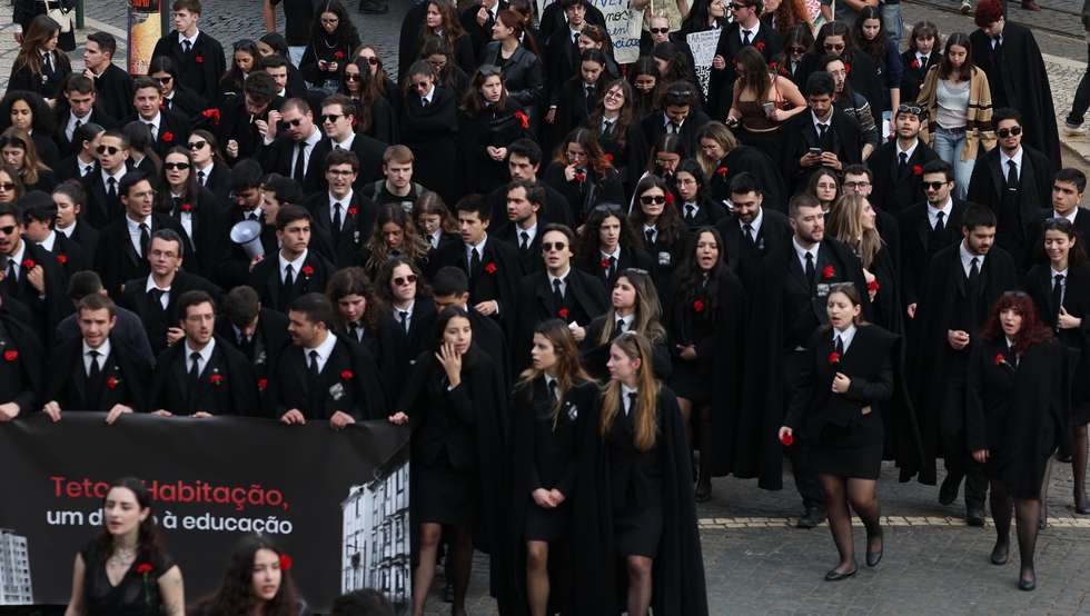 Estudantes protestam durante a manifestação nacional em Lisboa, 21 de março de 2024. Movimentos Associativos e Federativos Estudantis Nacionais promovem uma marcha de protesto contra a inflação imobiliária que condiciona a habitação estudantil, e contra o incumprimento do Plano Nacional para o Alojamento no Ensino Superior (PNAES), exigindo à tutela uma resposta perante uma das condicionantes no acesso ao Ensino Superior. ANTÓNIO COTRIM/LUSA
