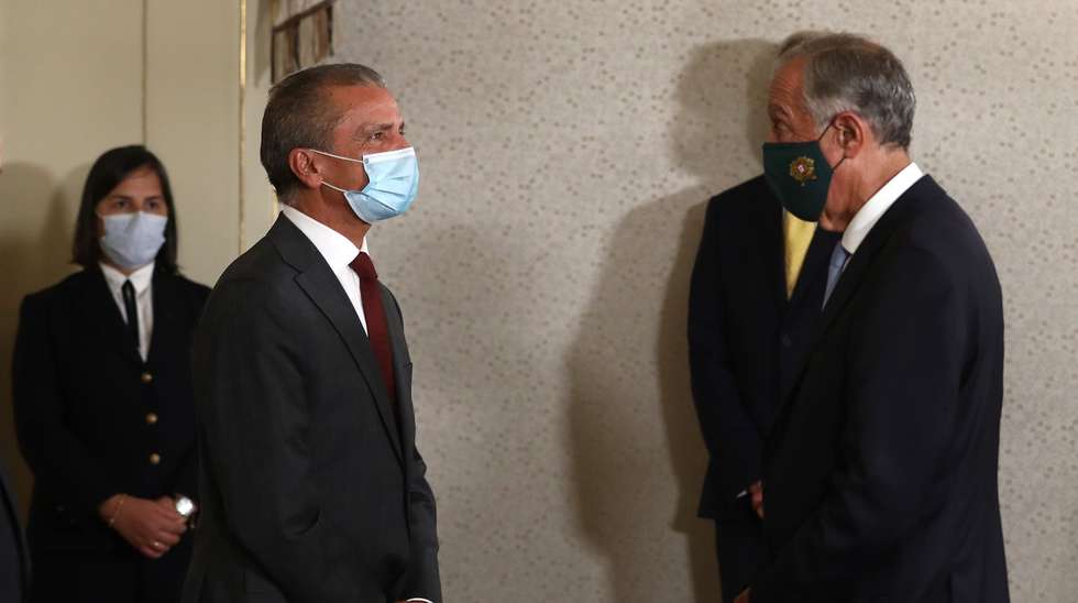 O Presidente da República, Marcelo Rebelo de Sousa (D), felicita o novo presidente do Tribunal de Contas, Juiz Conselheiro José Tavares (2-E), durante a cerimónia de tomada de posse na Sala dos Embaixadores, Palácio de Belém, em Lisboa, 07 de outubro de 2020. ANTÓNIO PEDRO SANTOS/POOL/LUSA