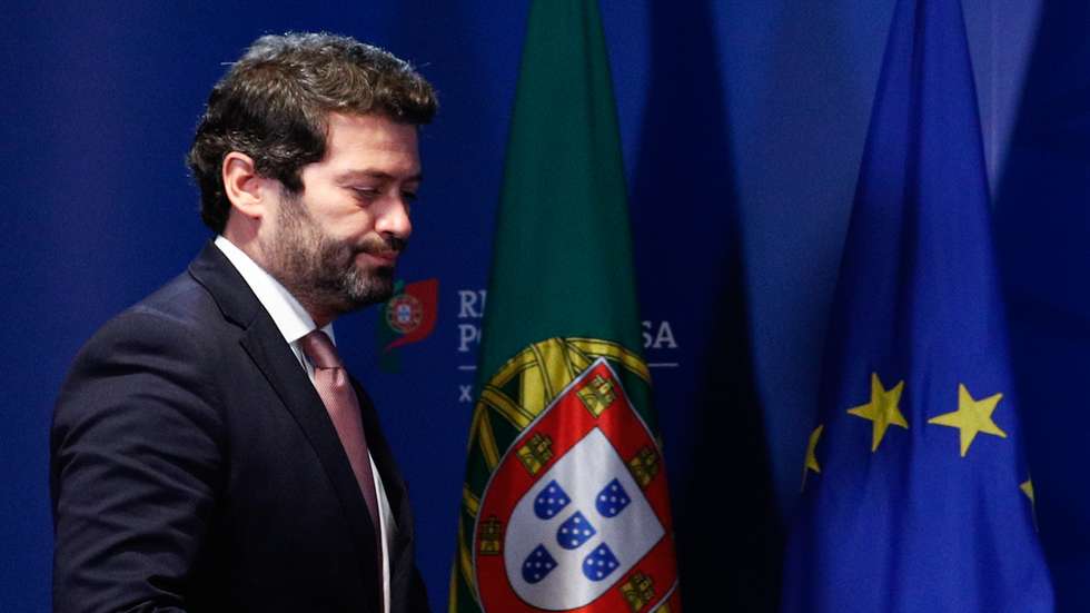 O deputado do Partido Chega, André Ventura, à chegada para falar aos jornalistas sobre as conclusões da reunião com o primeiro-ministro, António Costa (ausente na fotografia), na residência oficial de São Bento, em Lisboa, 30 de outubro de 2020. O primeiro-ministro, António Costa, recebe, os partidos com representação parlamentar para procurar um consenso para a adoção de medidas imediatas de combate à pandemia de covid-19, que tem registado um continuado aumento em Portugal. As medidas a tomar pelo Governo serão depois anunciadas por António Costa, no sábado, no final de uma reunião do Conselho de Ministros extraordinária. ANTÓNIO COTRIM/LUSA