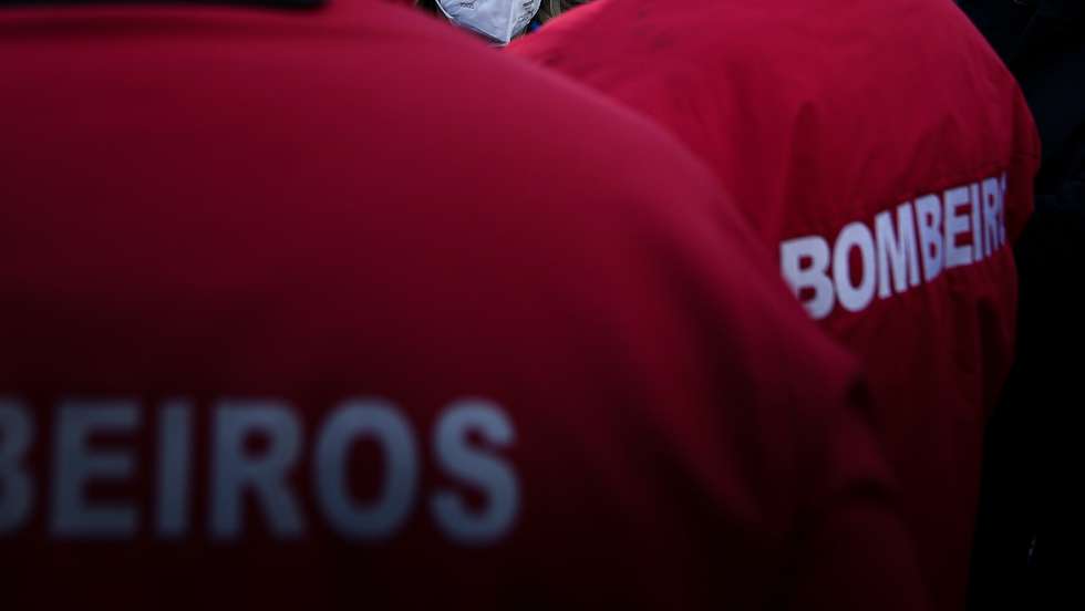 Campanhas para as eleições legislativas de 2022: Ação de campanha de Catarina Martins, candidato pelo Bloco de Esquerda a primeiro-ministro. Visita aos Bombeiros Voluntários de Setúbal com a companhia de Joana Mortágua. Setúbal, 19 de janeiro de 2022. FILIPE AMORIM/OBSERVADOR