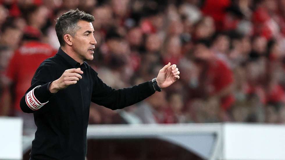 O treinador encarnado manteve apenas António Silva e Florentino no onze inicial
