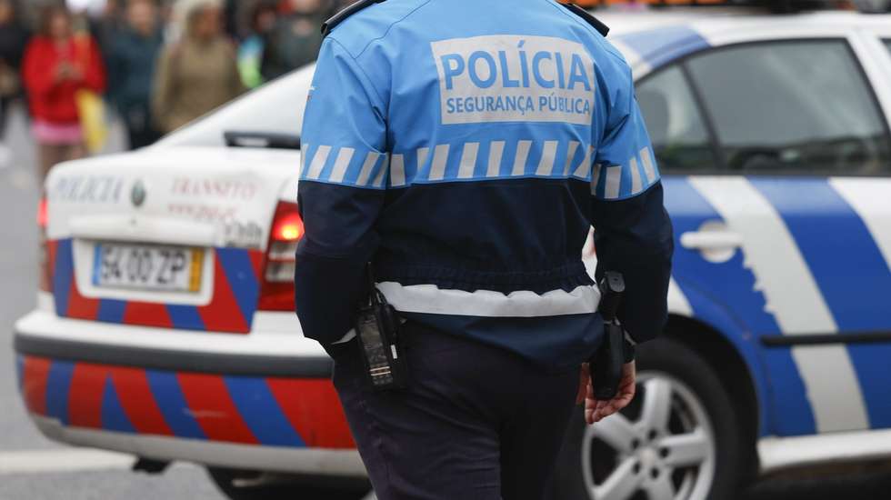 Um agente da Polícia de Sgurança Pública (PSP), patrulha a Praça do Rossio, em Lisboa, 26 de outubro de 2024. Forças de segurança. Agentes de autoridade. Baixa pombalina. ANTÓNIO PEDRO SANTOS/LUSA