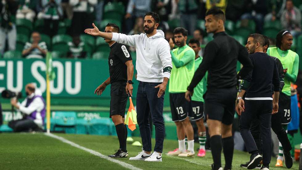 O Sporting empatou a dois com o Benfica num jogo em que os encarnados chegaram à igualdade perto do fim