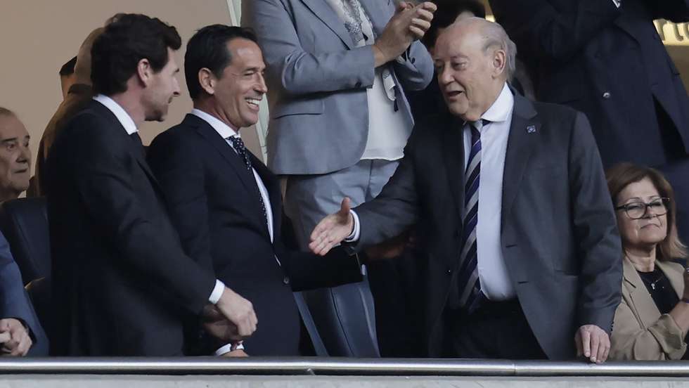 epa11336059 Porto's new president Andre Villas-Boas (L) and former president Pinto da Costa (R) shakes hands during the Liga Portugal soccer match between FC Porto and Boavista held at Dragao Stadium in Porto, Portugal, 12 May 2024.  EPA/MANUEL FERNANDO ARAUJO