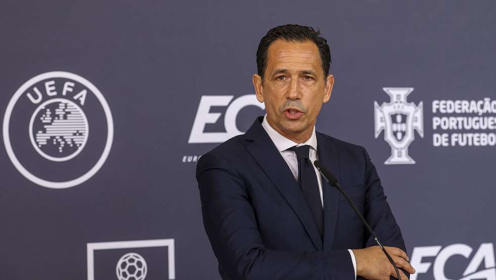 O presidente da Liga Portuguesa de Futebol Profissional (LPFP), Pedro Proença, fala aos jornalistas no final da XII Cimeira de Presidentes, promovida pela LPFP, no Convento de São Francisco, em Coimbra, 27 de março de 2024. PAULO NOVAIS/LUSA