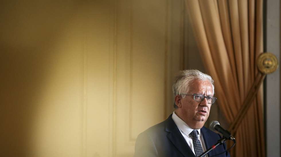 O ministro da Administração Interna, Eduardo Cabrita, discursa durante a cerimónia comemorativa do 154.º aniversário do Comando Metropolitano de Lisboa da Polícia de Segurança Pública (PSP), no Palácio da Ajuda, em Lisboa, 16 de novembro de 2021. RODRIGO ANTUNES/LUSA
