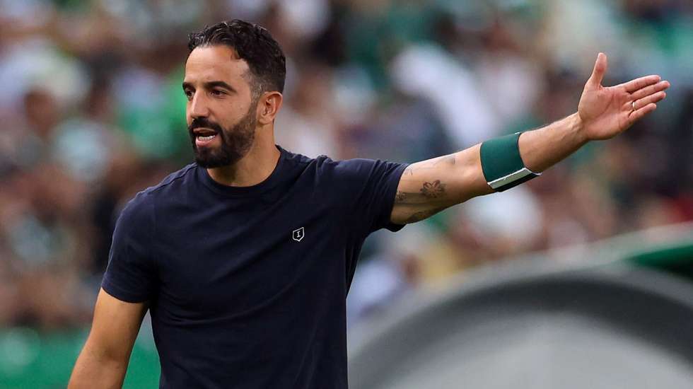 epa10908480 Sporting CP head coach Ruben Amorim reacts during the Portuguese First League soccer match between Sporting CP and FC Arouca in Lisbon, Portugal, 08 October 2023.  EPA/MANUEL DE ALMEIDA