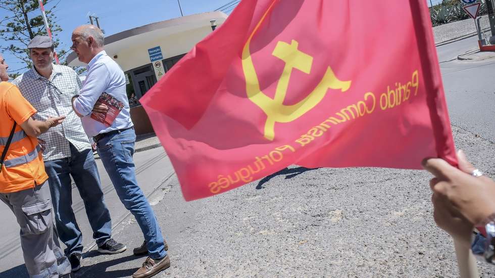 O secretário-geral do Partido Comunista Português (PCP), Paulo Raimundo (D),  durante um contacto com trabalhadores da Autoneum Portugal, em Setúbal, 01 de junho de 2026. RUI MINDERICO/LUSA