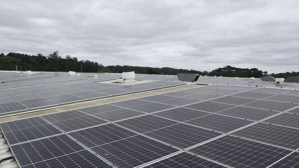 Painéis da central fotovoltaica em cobertura da empresa Fapricela que ocupa uma área de 45.000 metros quadrados - o equivalente a 7 campos de futebol - e está entre as maiores da Europa, nas instalações da Fapricela, Ançã, 5 de junho de 2025. Com 13.968 painéis solares e uma potência instalada de 6,3 MWp, a central permitirá a produção anual de 8,3 GWh de energia limpa, evitando a emissão de 3.945 toneladas de CO2, PAULO NOVAIS/LUSA