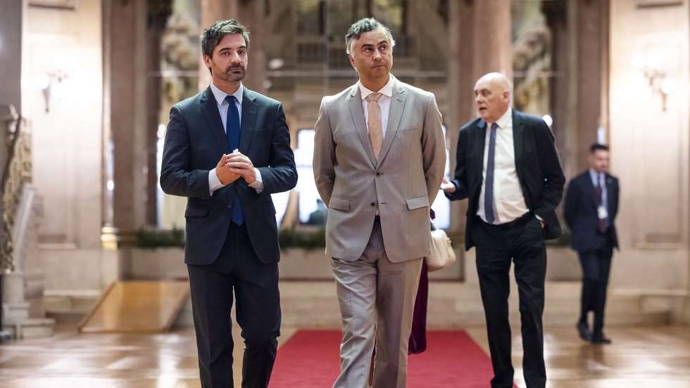 O ministro da Educação, Ciência e Inovação, Fernando Alexandre (C), acompanhado pelo secretário de Estado Adjunto e da Educação, Alexandre Homem Cristo (E), momentos antes de falar aos jornalistas, no final da cerimónia de posse do novo presidente do Conselho Nacional de Educação, António Pedro Barbas Homem (ausente da fotografia), na Assembleia da República, em Lisboa, 28 de julho de 2026. JOSÉ SENA GOULÃO/LUSA