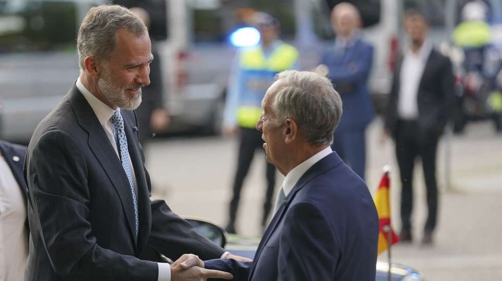 O Presidente da República, Marcelo Rebelo de Sousa (D), dá as boas vindas ao Rei Filipe VI de Espanha à chegada ao paço dos Duques de Bragança em Guimarães, onde ofereceu um jantar em honra do Rei Felipe VI de Espanha e do Presidente da República Italiana, Sergio Mattarella, por ocasião do XV Encontro COTEC Europa, Guimarães, 3 de maio de 2022. HUGO DELGADO/LUSA