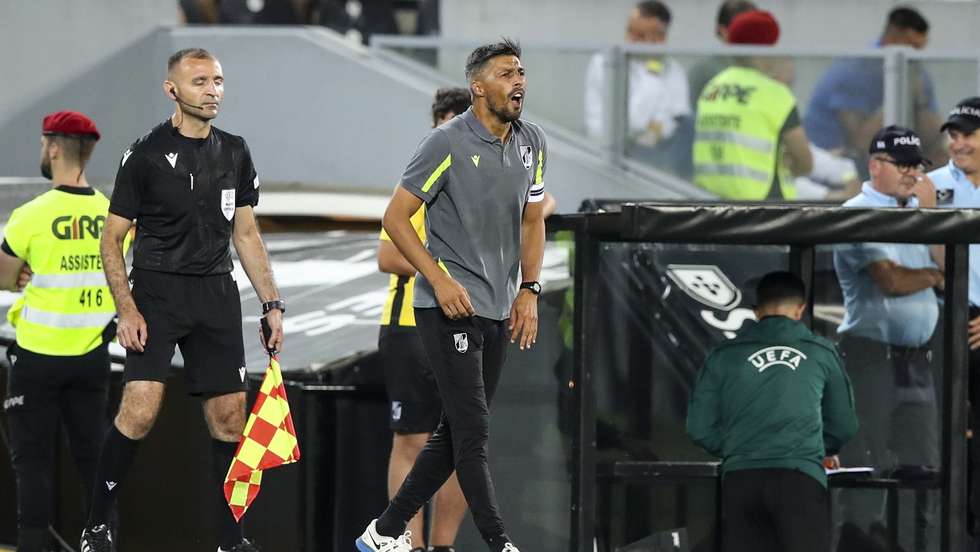 epa10085228 Vitoria de Guimaraes head coach Moreno Teixeira reacts during their UEFA Europa Conference League qualification soccer match, held at D. Afonso Henriques stadium, in Guimaraes, Portugal, 21 July 2022.  EPA/JOSE COELHO