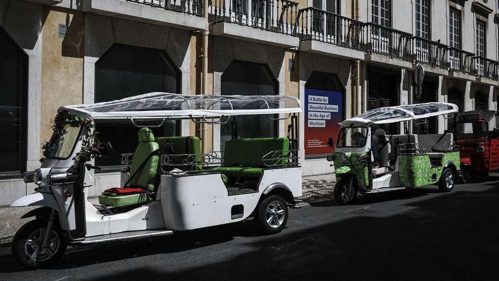 Conjunto de tuk-tuk estacionados na baixa lisboeta durante a reportagem sobre o impacto da covid-19 no negócio dos tuk-tuk e na animação turística, em Lisboa, 13 de agosto de 2020. (ACOMPANHA TEXTO DE 15/08/2020) RODRIGO ANTUNES/LUSA