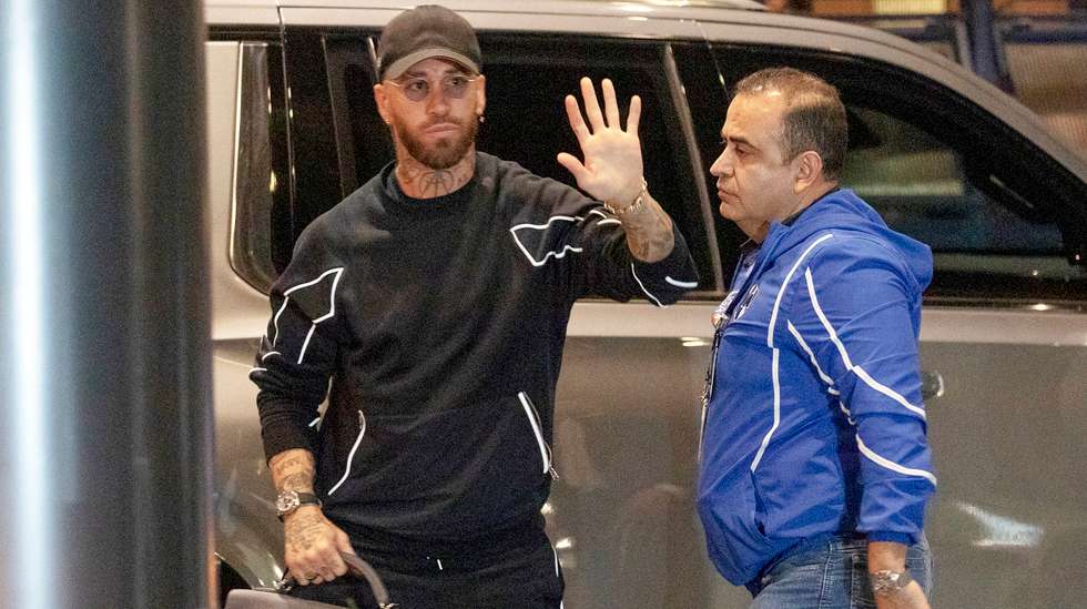 epa11883908 Spanish soccer player Sergio Ramos greets members of the media upon his arrival at a hotel in Monterrey, Mexico, 08 February 2025. Ramos arrived in Monterrey to compete in the Liga MX after signing with the local CF Monterrey.  EPA/ANTONIO OJEDA