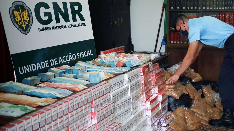 A GNR anunciou hoje o desmantelamento de uma rede ibérica organizada que se dedicava à produção e comercialização ilícita de cigarros e de outros produtos de tabaco em Portugal e em Espanha, após dois anos de investigação, Porto, 21 de julho 2021. ESTELA SILVA/LUSA
