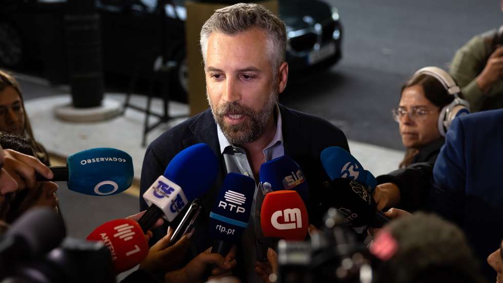 epa11400784 Secretary General of the Portuguese Socialist Party (PS) Pedro Nuno Santos speaks to the media upon arrival at the party electoral headquarters on the European elections night in Lisbon, Portugal, 09 June 2024. More than 10.8 million registered voters in Portugal and abroad go to the polls to choose 21 of the 720 members of the European Parliament.  EPA/JOSE SENA GOULAO