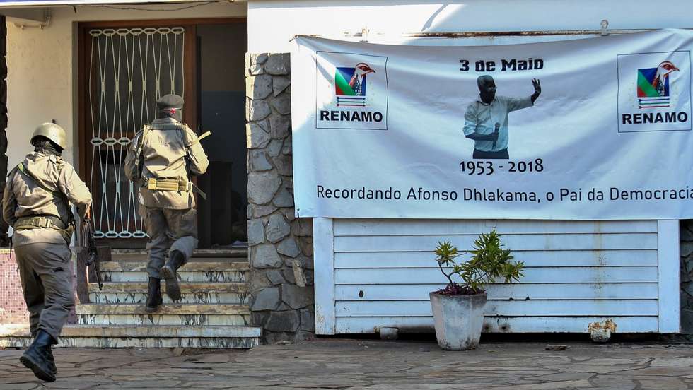Dezenas de elementos da Unidade de Intervenção Rápida (UIR) da polícia moçambicana recuperaram hoje a sede nacional da Renamo, disparando tiros e gás lacrimogéneo para acabar com o protesto de antigos guerrilheiros, com pelo menos um ferido, em Maputo, Moçambique, 28 de maio de 2025. O protesto dos desmobilizados da Renamo na sede nacional, exigindo a saída do presidente do partido, Ossufo Momade, já se prolongava desde 15 de maio, com cerca de meia centena de antigos guerrilheiros a ocupar o espaço desde então. LUÍSA NHANTUMBO/LUSA