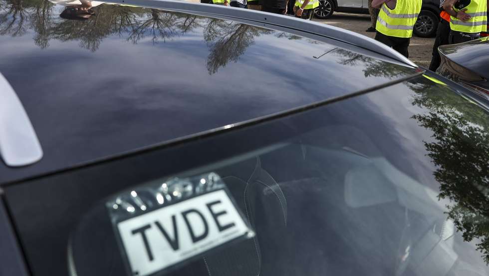 Motoristas de Transporte Individual e Remunerado de Passageiros em Veículos Descaracterizados (TVDE) durante a manifestação pela alteração da Lei 45/2018, fiscalização do IMT - Licenças, comissões de 25% para 15%, pagamento KM – mínimo 0,80, pagamento do KM até o cliente – 50%, tarifa mínima de viagem – 4,25, uma iniciativa da Associação Nacional Movimento TVDE, em Coimbra, 5 de abril de 2024. PAULO NOVAIS/LUSA