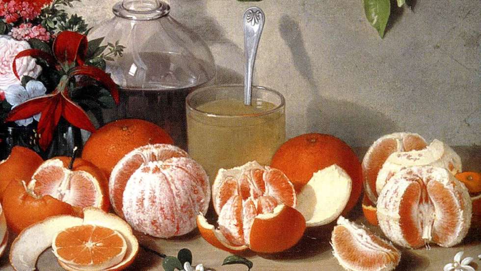 Anabela Ramos descasca a história da laranja e exibe-nos, um a um, os gomos das suas variedades, recorrendo a todo o tipo de fontes documentais, dos tombos dos conventos à literatura de viagem, dos tratados de botânica e medicina aos velhos livros de cozinha, incluindo os de casas reais europeias