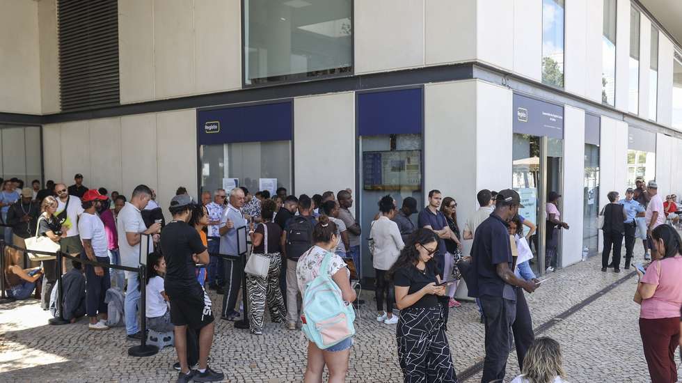 Utentes aguardam em fila pela sua vez à entrada do novo balcão do Instituto dos Registos e do Notariado (IRN) no Parque das Nações, em Lisboa, 01 de setembro de 2025. Este novo balcão vai receber todo o atendimento presencial que até aqui era prestado na Conservatória dos Registos Centrais. MIGUEL A. LOPES/LUSA
