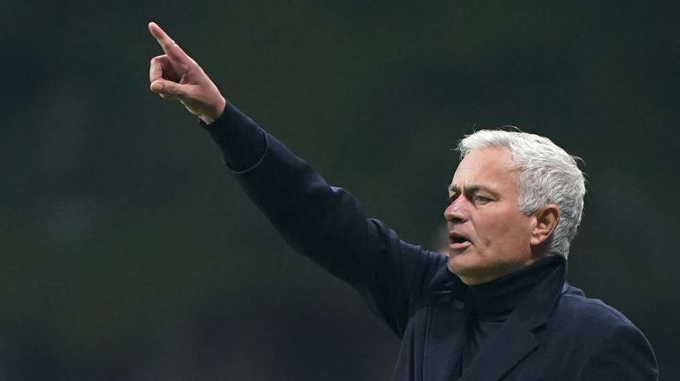 Benfica head coach José Mourinho reacts during the Portuguese First League soccer match against SC Braga at Municipal de Braga stadium in Braga, Portugal, 28 December 2025. HUGO DELGADO/LUSA