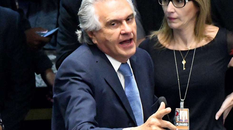 epa05510410 Brazilian senators Ronaldo Caiado (Top) and Lindbergh Farias (Bottom) argue during the first hearing of the political trial to Brazilian President Dilma Rousseff, at the Senate facilities, in Brasilia, Brazil, 25 August 2016.  EPA/Cadu Gomes