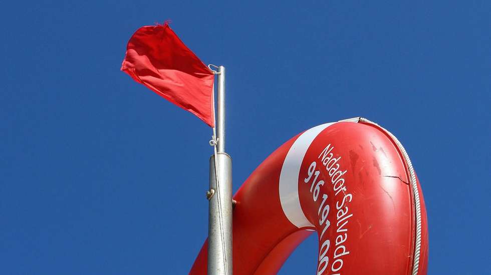 Bandeira vermelha içada na praia que esteve fechada a banhos devido às Caravelas que invadiram a praia da Foz do Arelho, tornado-a interdita a banhos, a 30 de Julho de 2009.    MARIO CALDEIRA / LUSA