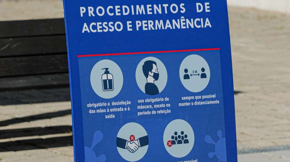 Regresso às aulas do ensino secundário, no âmbito das novas medidas de desconfinamento relacionadas com a pandemia da covid-19, em Albufeira, 19 de abril de 2021. Portugal inicia hoje a terceira fase do desconfinamento com a reabertura de mais escolas, lojas, restaurantes e cafés, um levantamento de restrições que não é acompanhado nos 10 concelhos onde a incidência da covid-19 é maior. LUÍS FORRA/LUSA