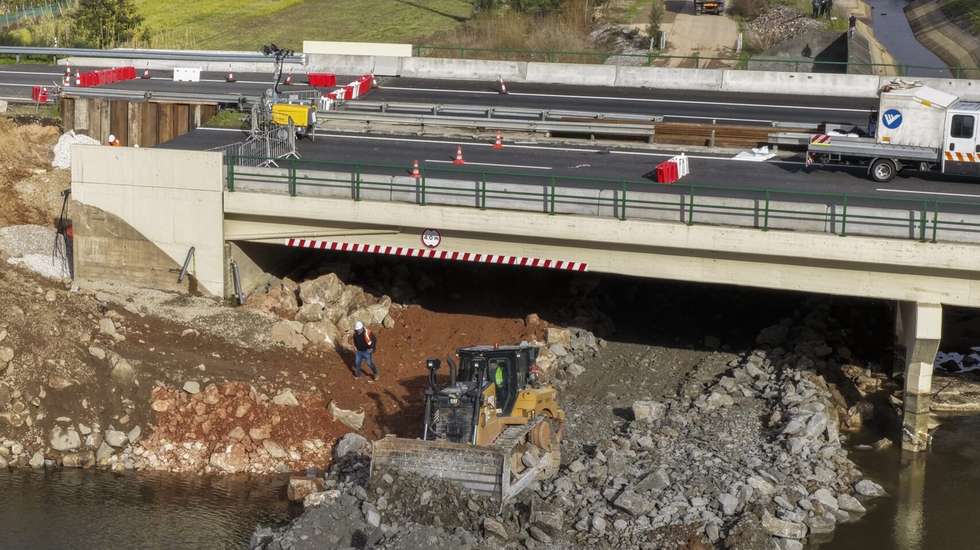 Imagem de drone do trabalho de consolidação do aterro sob a A1 que abateu devido ao rebentamento do dique do rio Mondego, Coimbra,  17 de fevereiro de 2026.  FOTO/LUSA