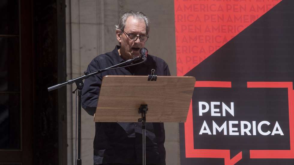 epa10129453 Writer Paul Auster reads work by Salman Rushdie during the event 'Stand with Salman: Defend the Freedom to Write' at the Stephen A. Schwarzman Building of the New York Public Library, in New York, New York, USA, 19 August 2022. Rushdie, against whom a fatwa was issued by the Ayatollah of Iran in 1989 after the publication of his novel The Satanic Verses, sustained severe injuries after being attacked 12 August while on stage at the Chautauqua Institution in Chautauqua, New York.  EPA/SARAH YENESEL