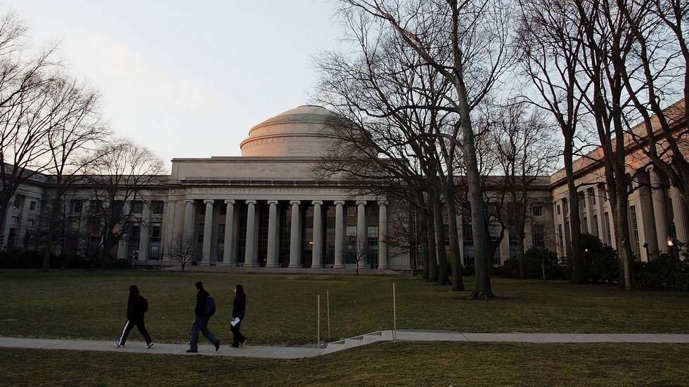 O relógio atómico está a ser construído pelo Laboratório de Investigação em Eletrónica do Massachussetts Institute of Technology, nos Estados Unidos da América