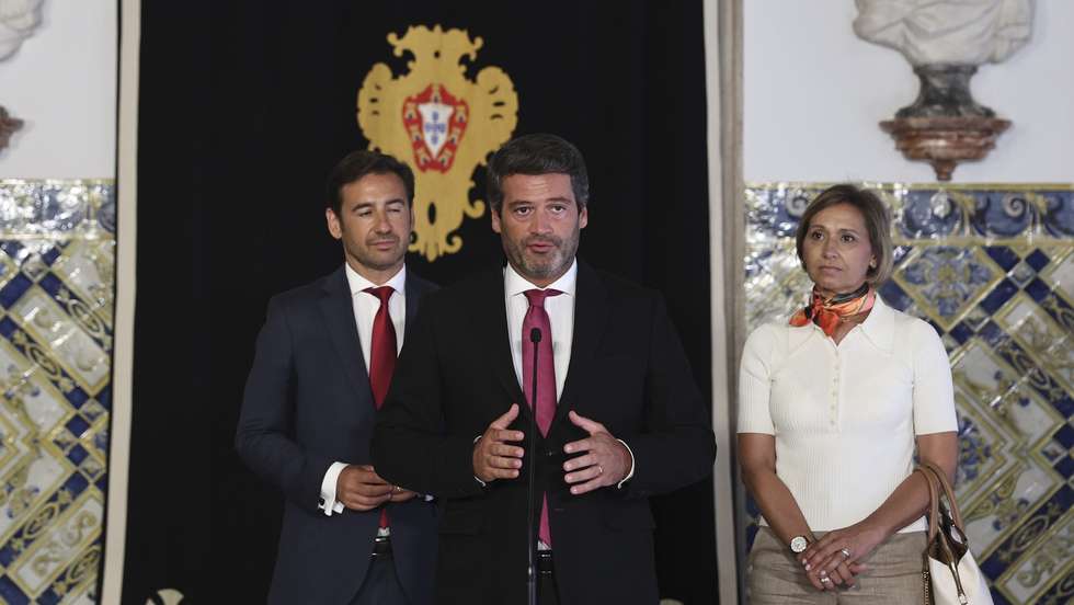 O presidente do Chega, André Ventura (C), fala aos jornalistas no final de uma audiência com o Presidente da República, Marcelo Rebelo de Sousa (ausente da fotografia), no Palácio de Belém, em Lisboa, 22 de julho de 2025. ANTÓNIO COTRIM/LUSA