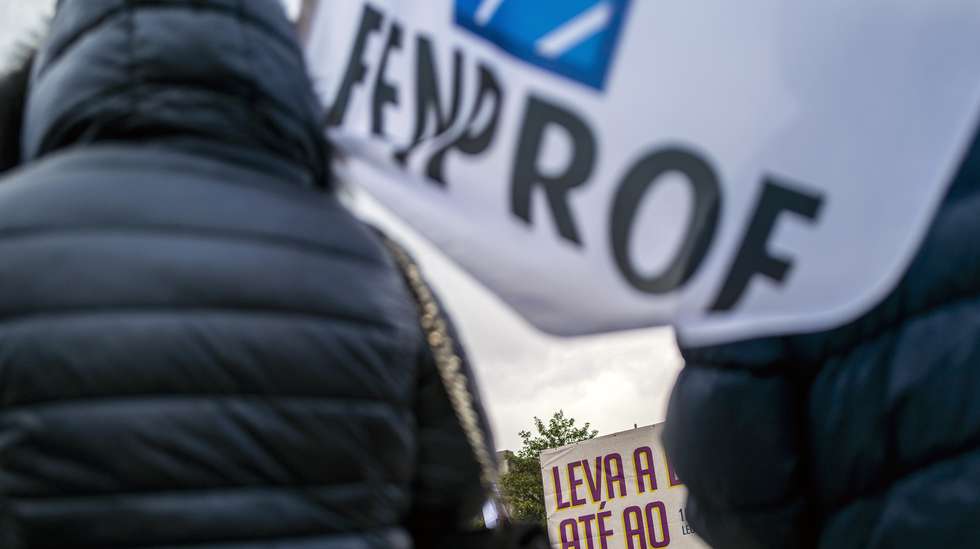 A Fenprof iniciou hoje a ação de rua "Professores na campanha”, uma ação reivindicativa durante a campanha eleitoral das legislativas para dar visibilidade às reivindicações dos docentes para a próxima legislatura, Braga, 26 de fevereiro de 2024. A ação de rua "Professores na campanha" decorre nos dez dias úteis da campanha eleitoral em todas as capitais de distrito e regiões autónomas. De norte para sul, em dois distritos por dia, 10:00 e às 15:00, os professores concentram-se em plenários e fazem circular quatro petições (que já reúnem as assinaturas necessárias para serem discutidas na próxima legislatura): sobre carreiras, precariedade, condições de trabalho e aposentações. HUGO DELGADO/LUSA