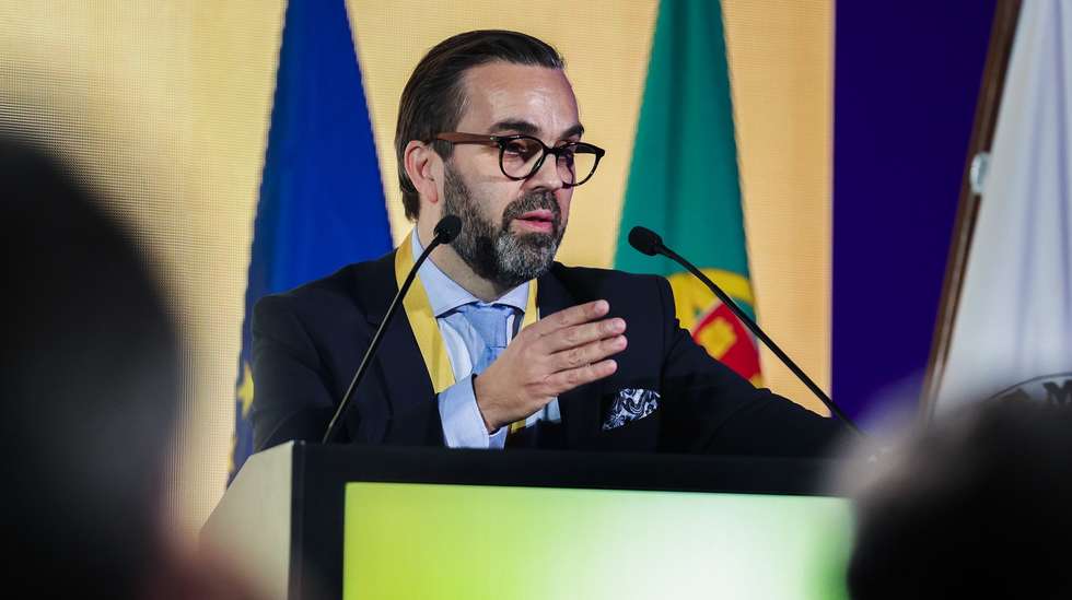 O novo bastonário da Ordem dos Médicos, Carlos Cortes, intervém durante a cerimónia da sua posse, no Pátio da Galé, Lisboa, 15 de março de 2023. A 16 de fevereiro, o médico Patologista Clínico foi eleito bastonário dos médicos com 61,94% dos votos, num total de 11.176 votos, na segunda volta das eleições disputadas com o médico Rui Nunes, que obteve 6.867 votos. MANUEL DE ALMEIDA/LUSA