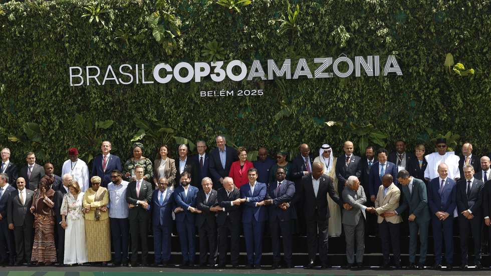 epa12510978 Heads of state and governments, and other attendees of the COP30 leaders' summit take part in a family photo in Belem, Brazil, 07 November 2025. The summit precedes the main 30th United Nations Climate Change Conference, running from 10 to 21 November in Belem, the gateway to the Amazon rainforest.  EPA/ANTONIO LACERDA